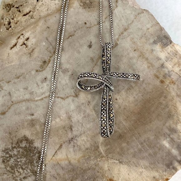 Sterling Silver 925 1.5" Dimensional Marcasite Cross Pendant Necklace 18" Chain - Picture 1 of 16
